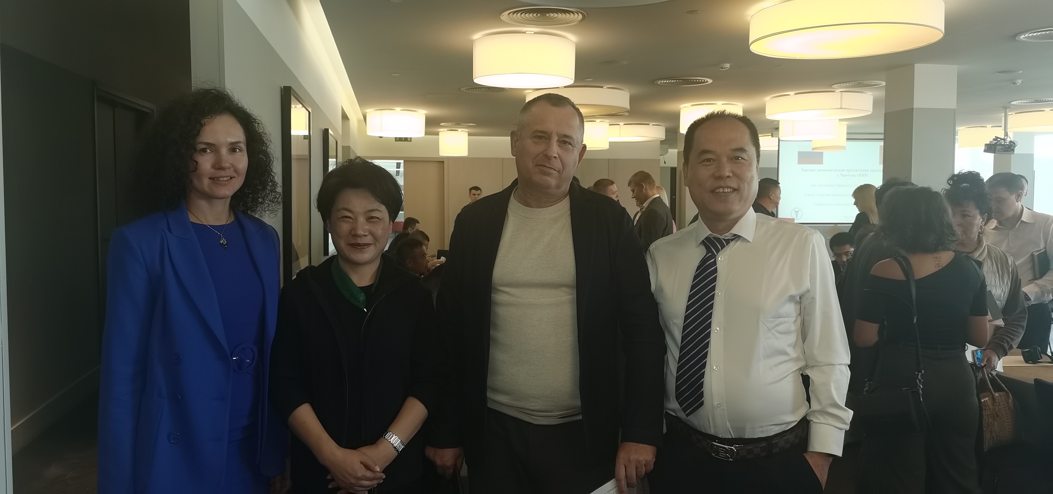 在2023年10月23日，我司董事長(zhǎng)與吉總經(jīng)理在俄羅斯洽談業(yè)務(wù)